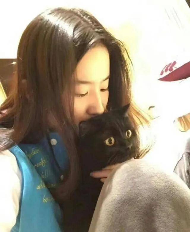 刘亦菲晒与新狗狗合照，穿白衬衫戴墨镜清爽出游