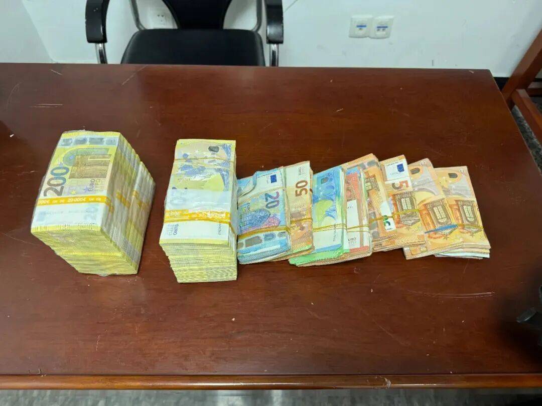 男子携带成捆现金入境,折合人民币超360万元,被海关查获