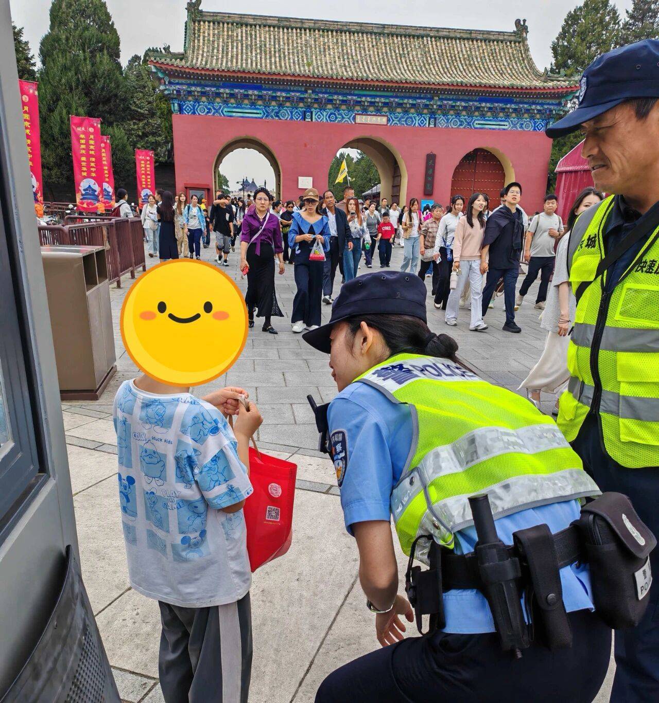 假期北京人潮如海,东城民警在公园景区为游客解困