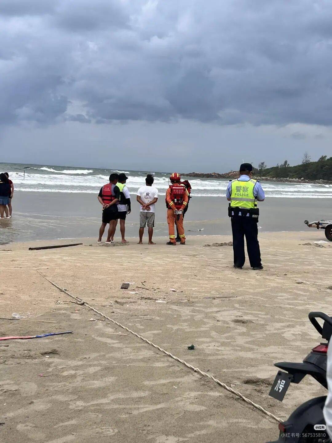 3名外地游客在广东惠州一海滩游玩,2人被海浪卷走,1人被救1人失联