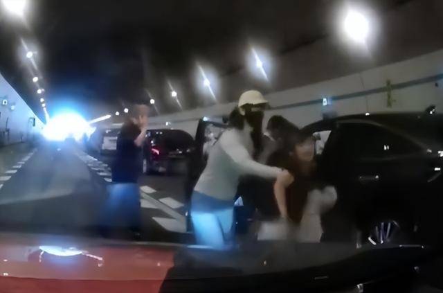 广州一隧道内发生车祸 ,10岁男孩为救母亲跪地拦车求救,母亲脱险后发声:想不到孩子那么勇敢