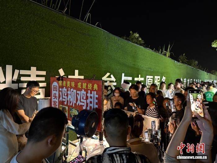 “鸡排哥”“炒粉哥”接连走红,“情绪价值”成假日文旅新密码