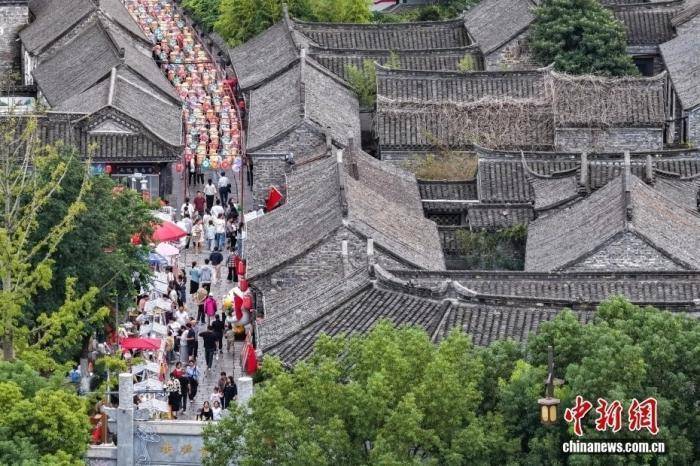 “鸡排哥”“炒粉哥”接连走红,“情绪价值”成假日文旅新密码