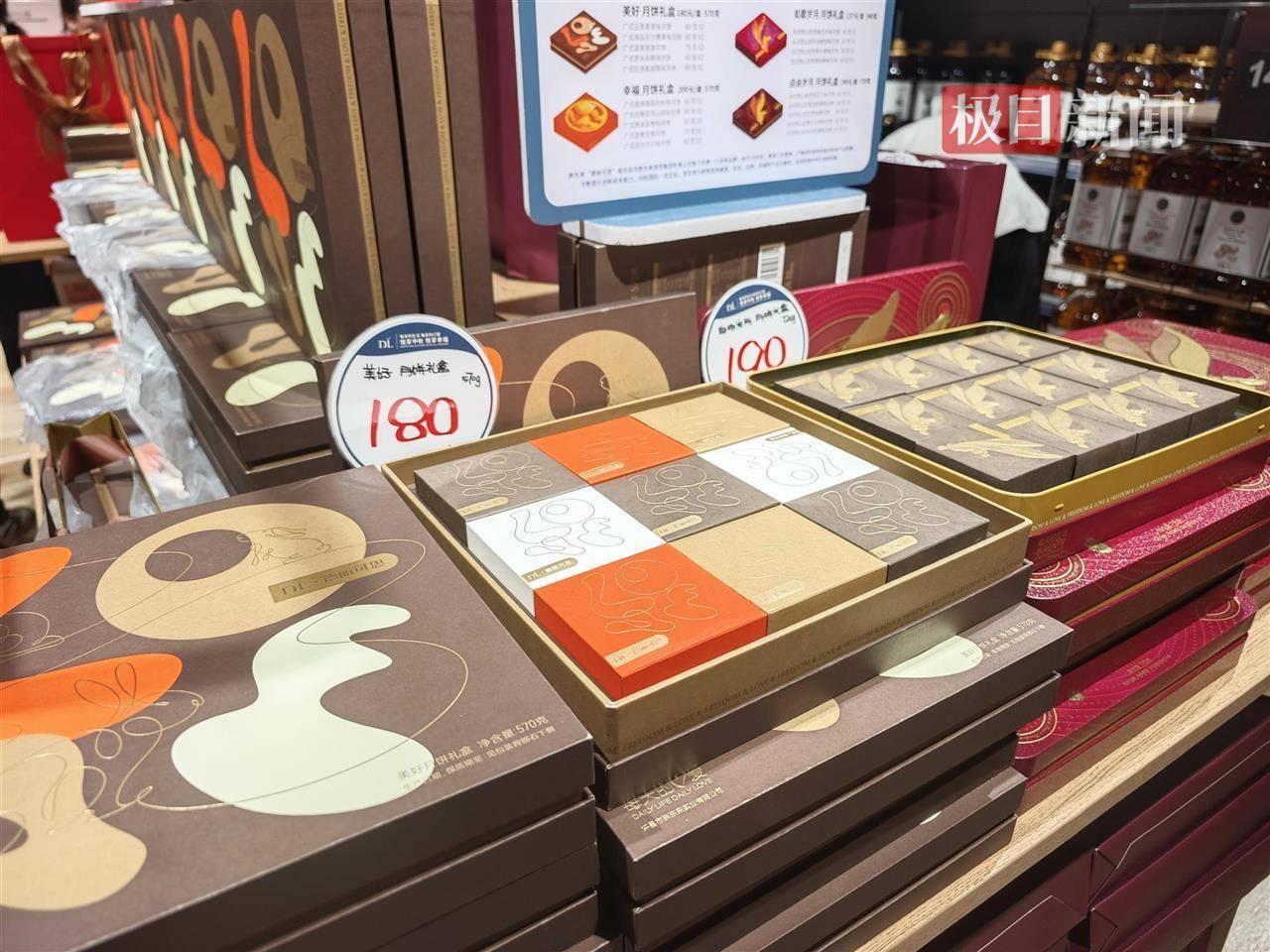 中秋夜的新乡胖东来能有多少人？多个收银口排起长队，有顾客举着购物篮在人群中穿行