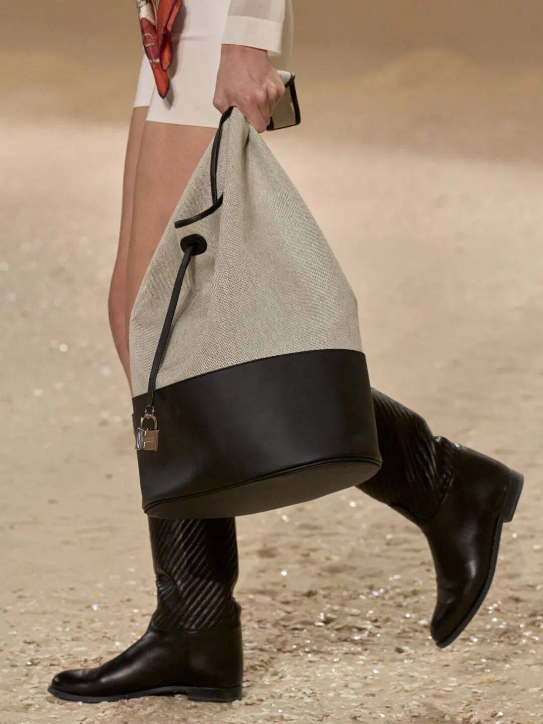 Hermès的女骑士,在沙滩上自由驰骋