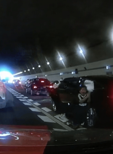 广州一男孩跪地拦车救母感动全网,妈妈回应:哭着看完视频,“没有想到孩子这么爱我”