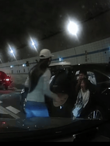 广州一男孩跪地拦车救母感动全网,妈妈回应:哭着看完视频,“没有想到孩子这么爱我”