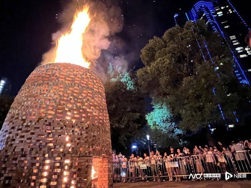 八月十五,广州猎德烧番塔,传统民俗与商业区高楼大厦相辉映