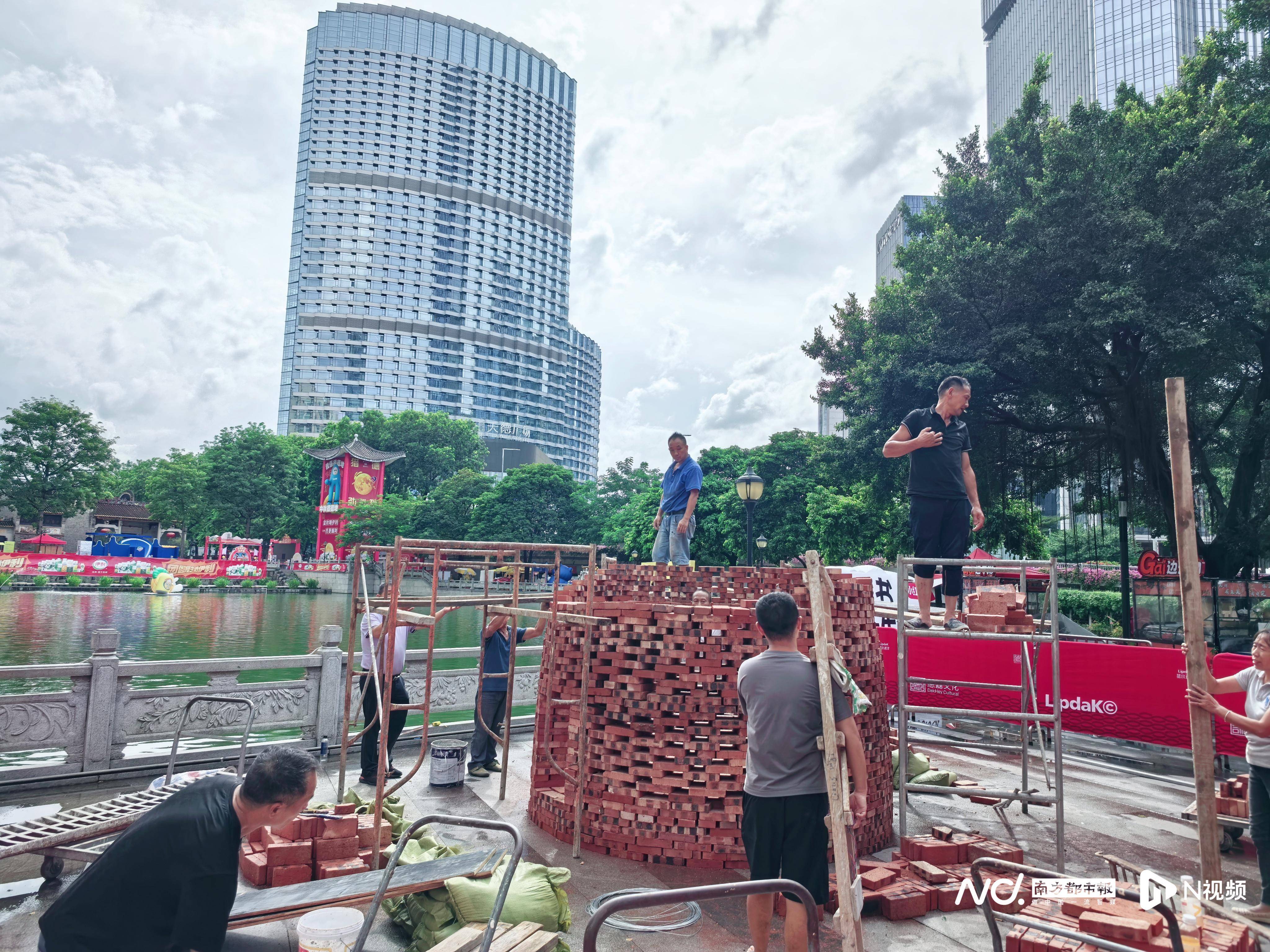 八月十五,广州猎德烧番塔,传统民俗与商业区高楼大厦相辉映