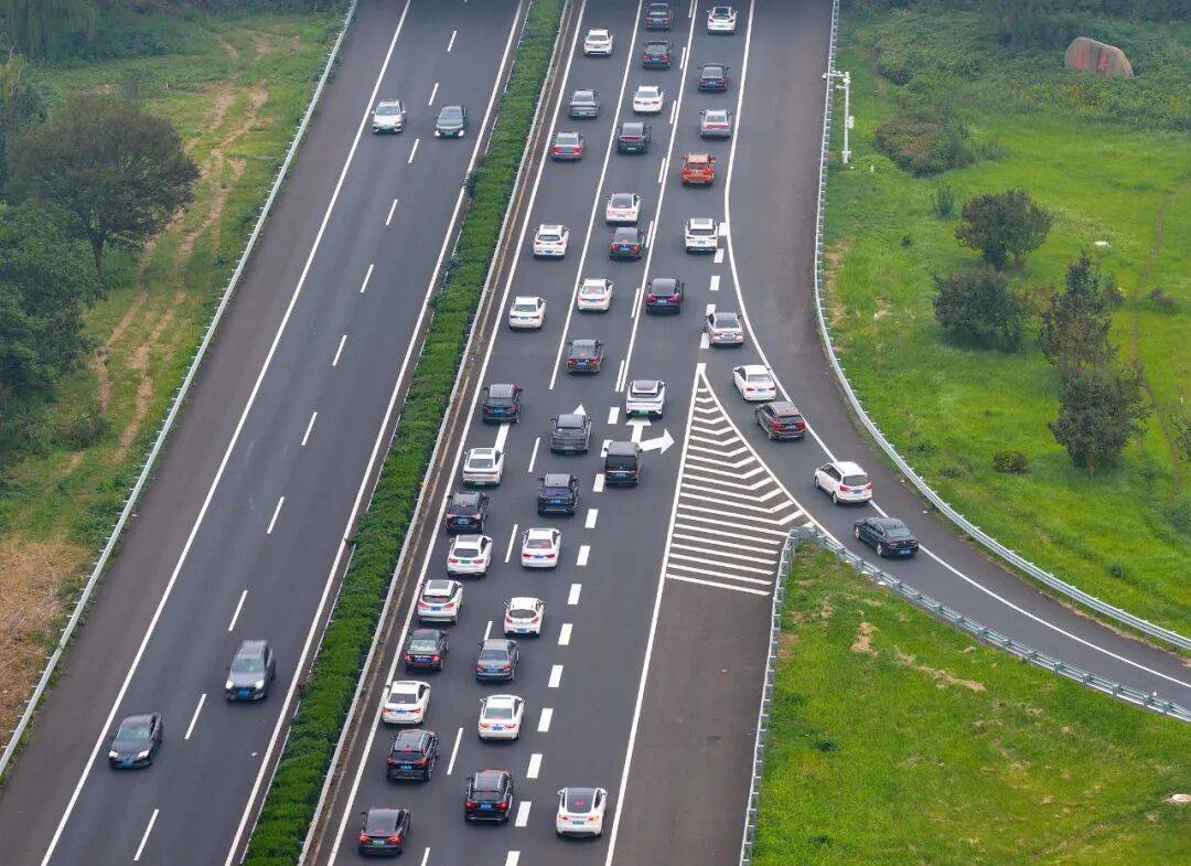 “开了15个小时,凌晨4点才回到家!”杭州多个高速进口已关闭,自驾返程必看!