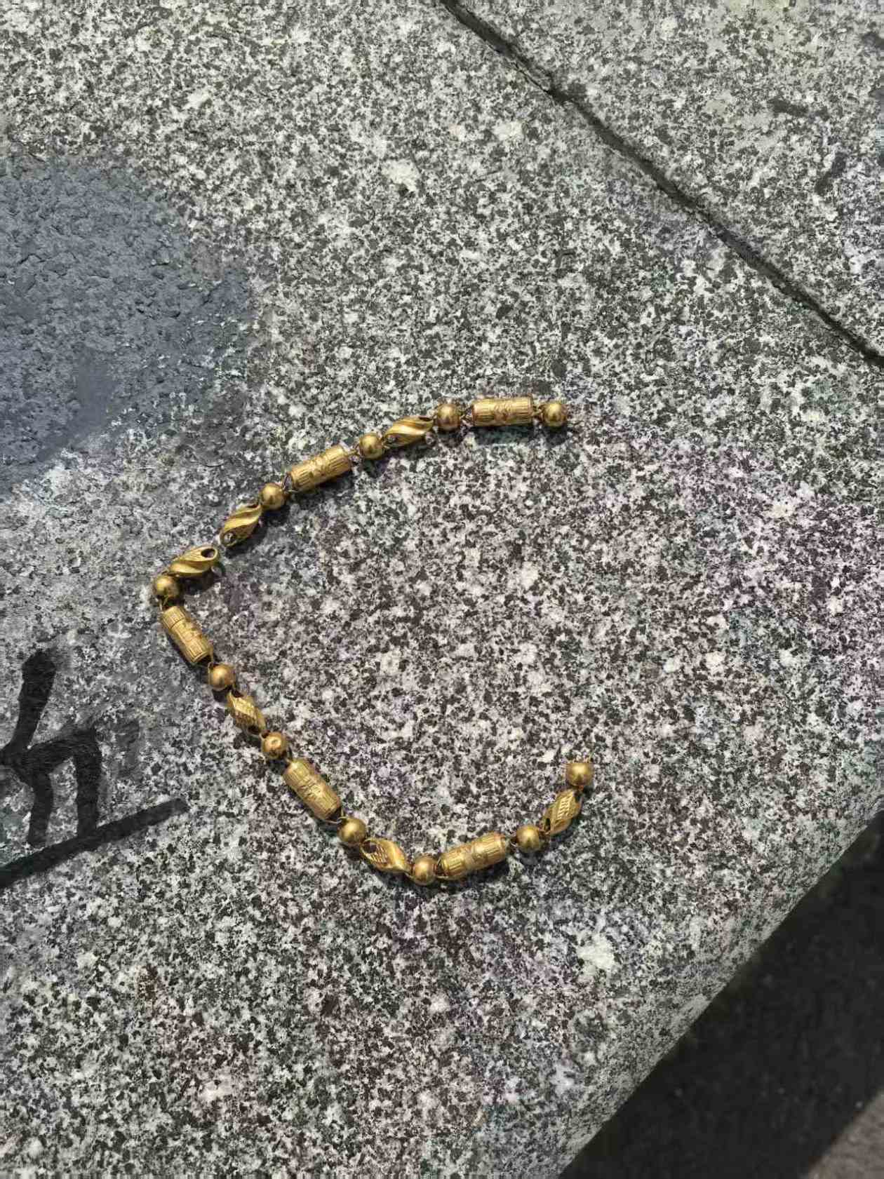 熊孩子发脾气扔出金项链，父母竟然在高速上寻找