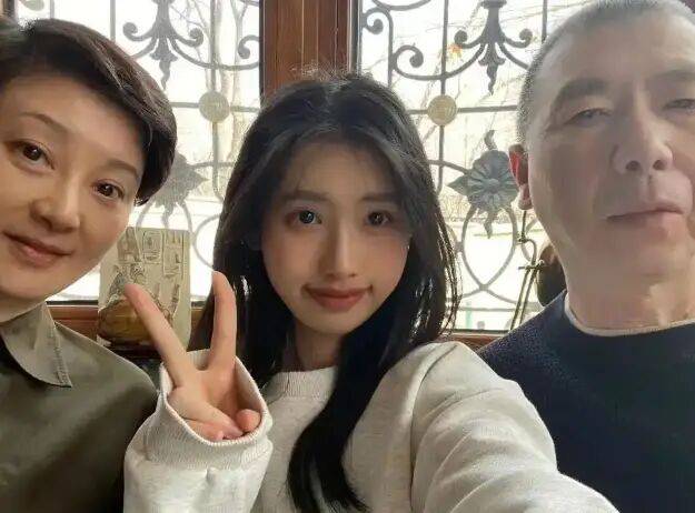 考古|冯小刚带女儿去陈思诚工作室！开个人账号还读影视专业，她也要“女承父业”吗？