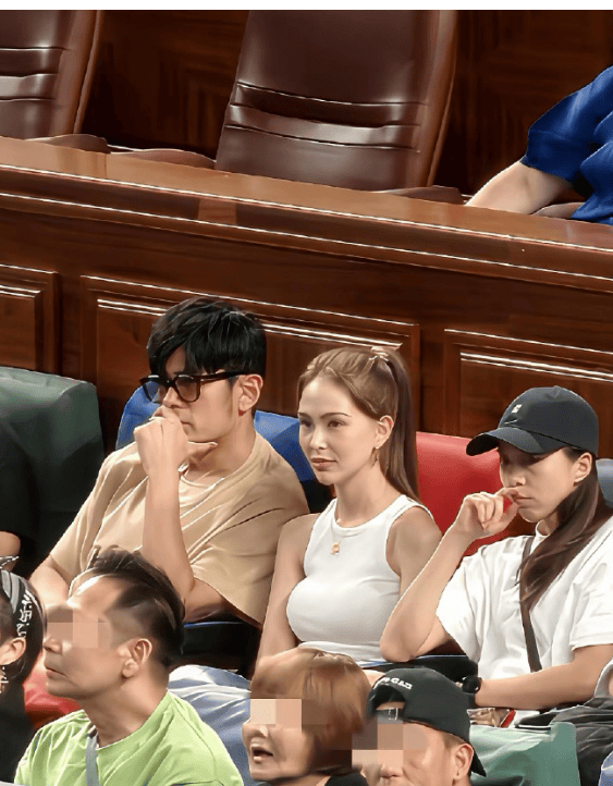 考古|昆凌现身暴瘦变化大！7年剖腹产下3娃，从“打工妹”到“天王嫂”，她的辛苦谁懂