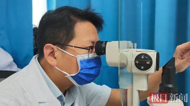 11岁女孩眼痒眼痛，竟是睫毛“养了”10条螨虫！医生：不良生活习惯是帮凶