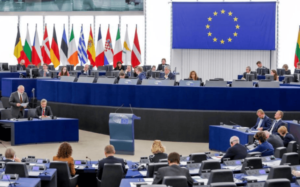 西方33国抱团取暖，希望中国收回成命，不料中方迅速打响第二波反制！