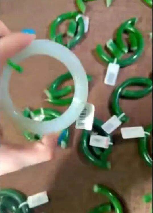 苏州一20岁店员不小心摔碎一盒玉镯损失百万,老板未要赔偿安慰小伙别有压力