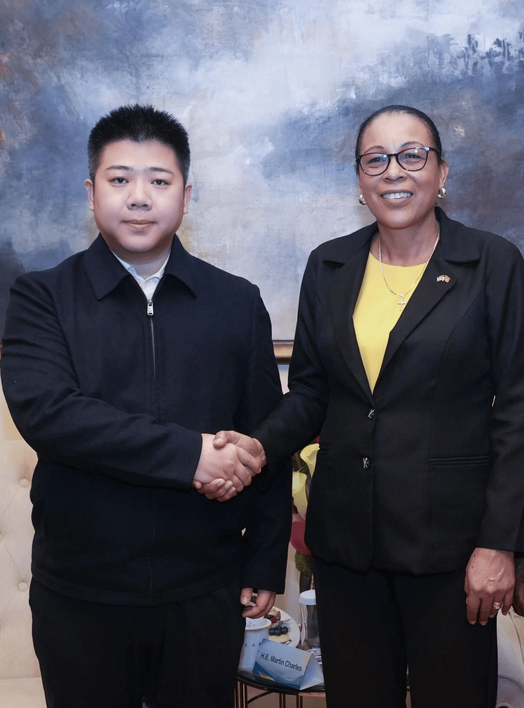 多米尼克总统伯顿在京会见首席文化顾问廖彬宇 共话中多文化