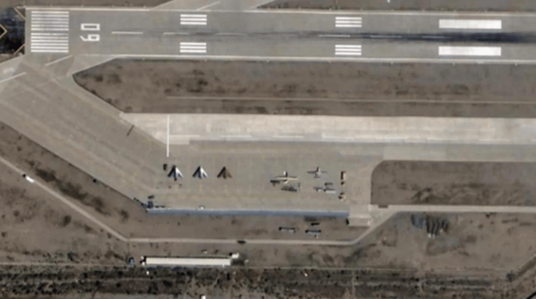 歼20携无人作战群亮剑，美媒赞叹世界首创，印媒：就是针对印度！