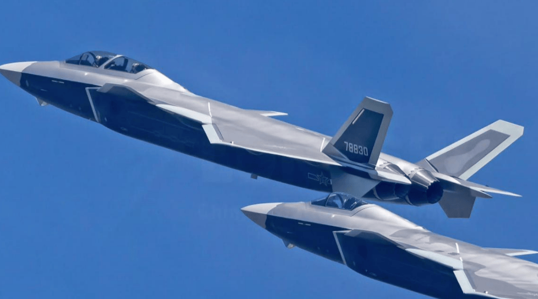 歼20携无人作战群亮剑，美媒赞叹世界首创，印媒：就是针对印度！