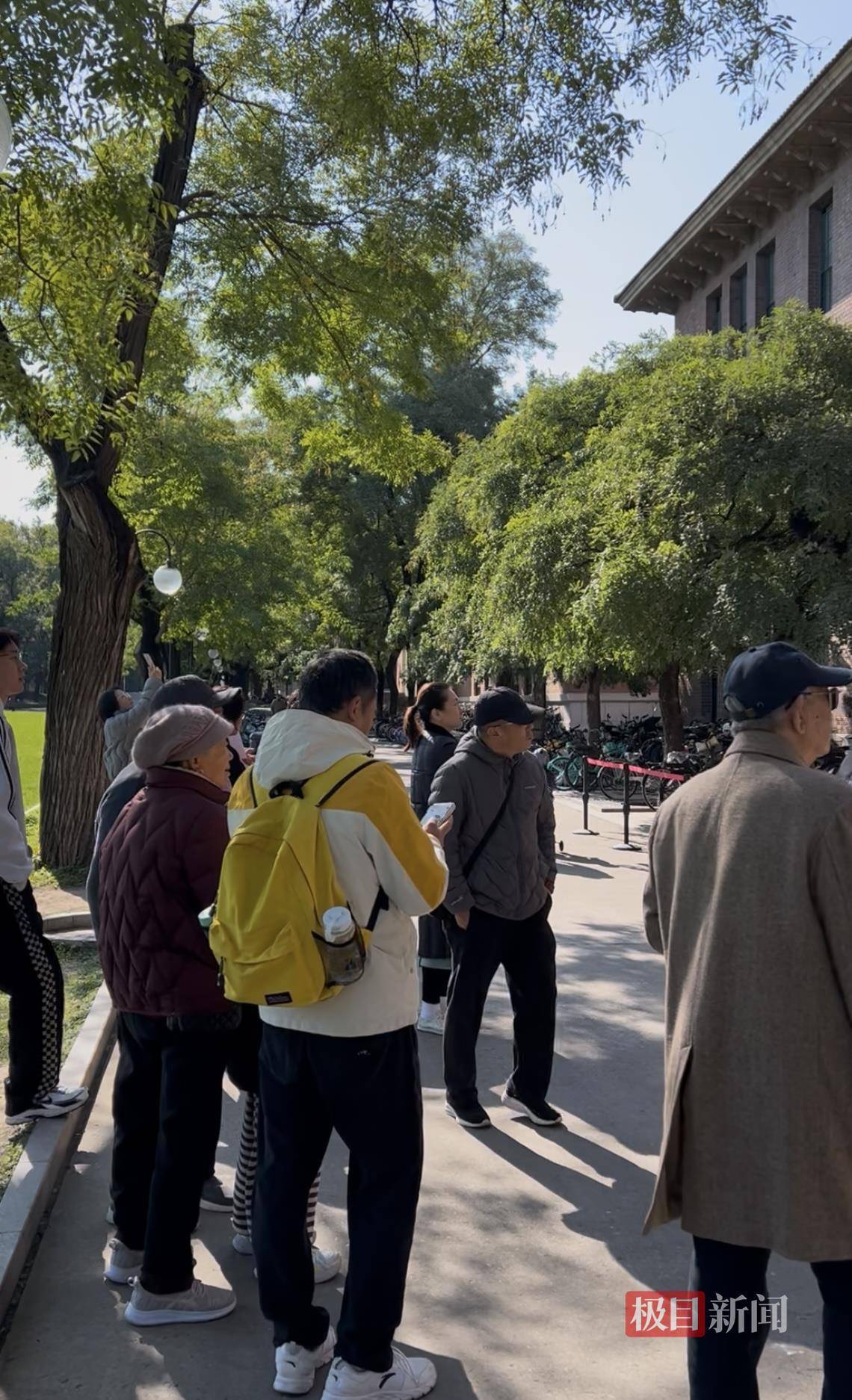 88岁清华毕业生前往缅怀室吊唁杨振宁:他是一个伟大的人,值得悼念