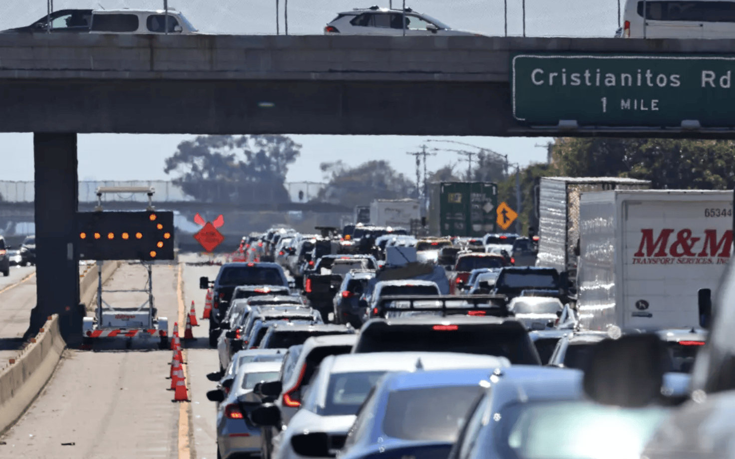 美军在高速公路上空实弹军演，万斯安保车遭炮弹碎片击中 加州州长：鲁莽之举，拿民众冒险