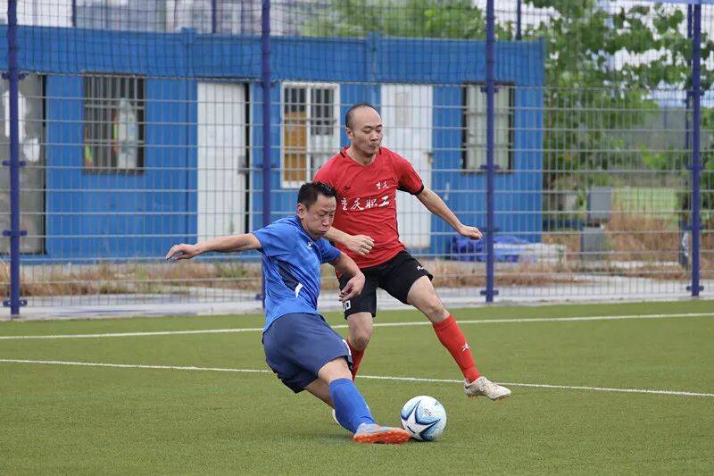 职超联赛牵动大家的心，武汉职工冒雨赶到现场为球队加油