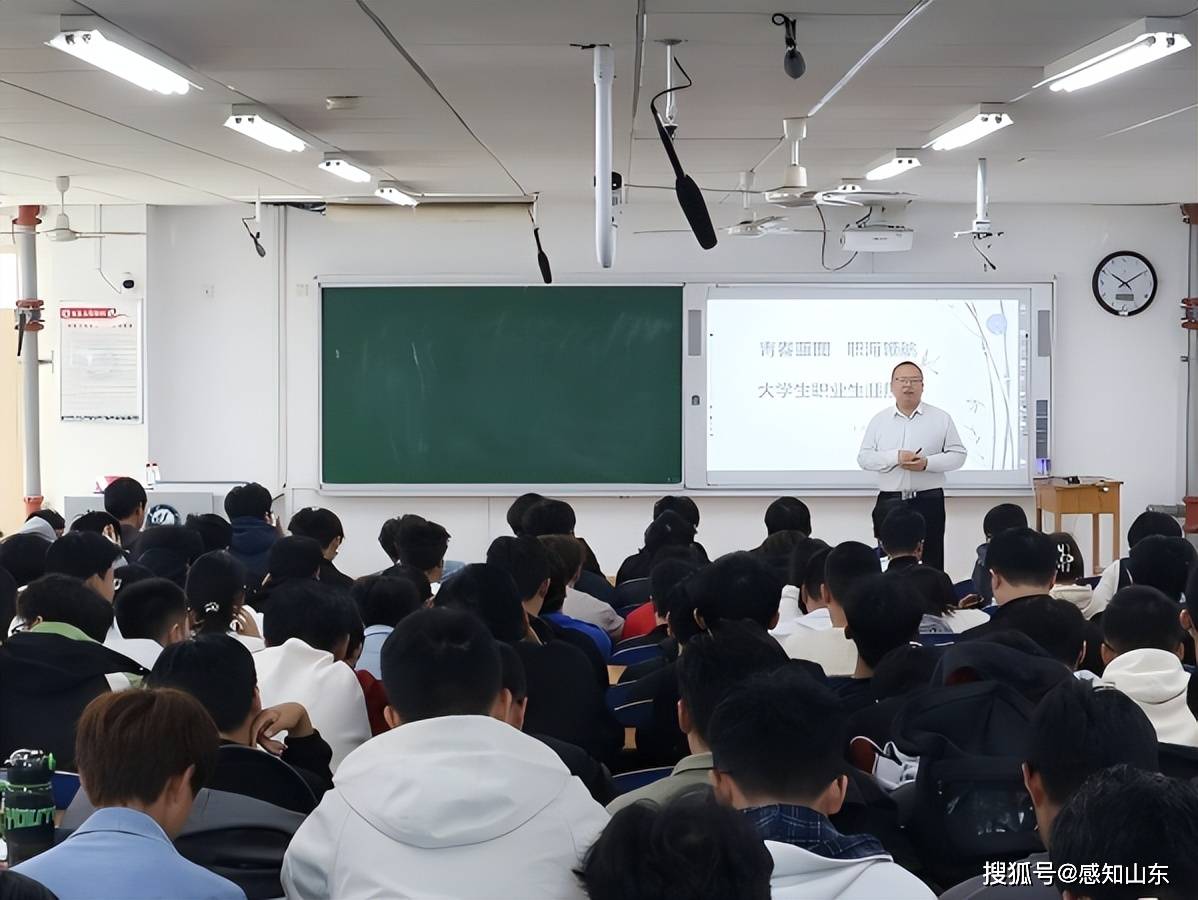 2025年山东省大学生就业引航计划宣讲会暨“千校万岗”就业招聘会在聊城举办