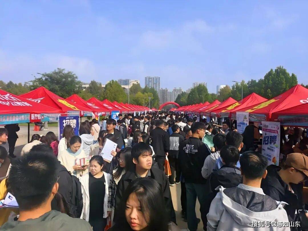 2025年山东省大学生就业引航计划宣讲会暨“千校万岗”就业招聘会在聊城举办