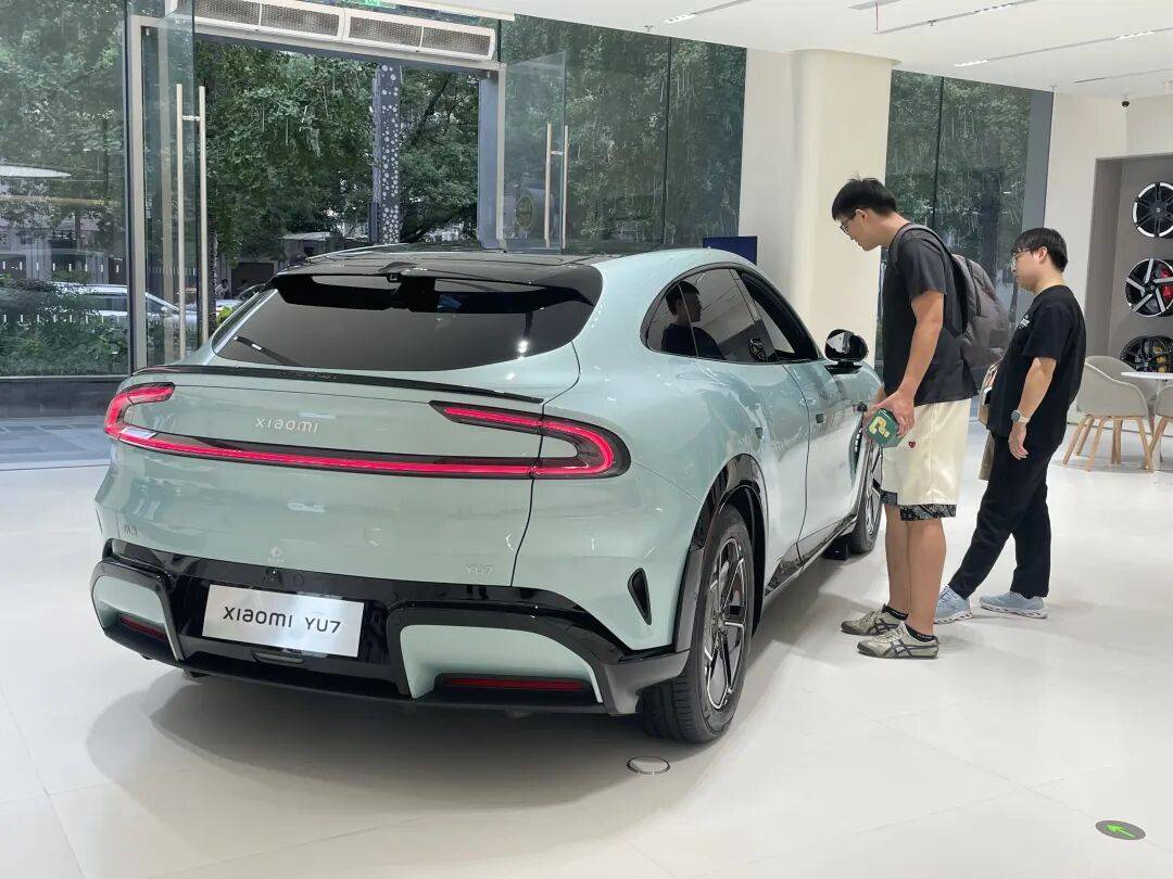 车轮飞滚十余米!武汉小米SU7断轴撞护栏,一月内两起脱落事故,官方回应仍含糊