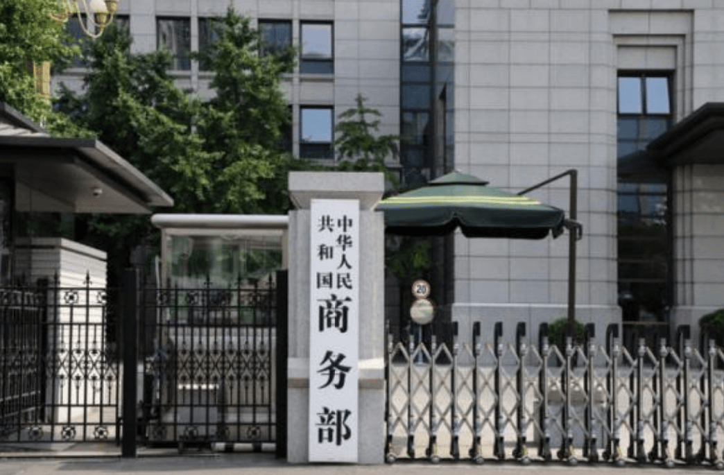 看到场面收不住了，荷兰终于着急了，用一切手段阻止中企转移业务