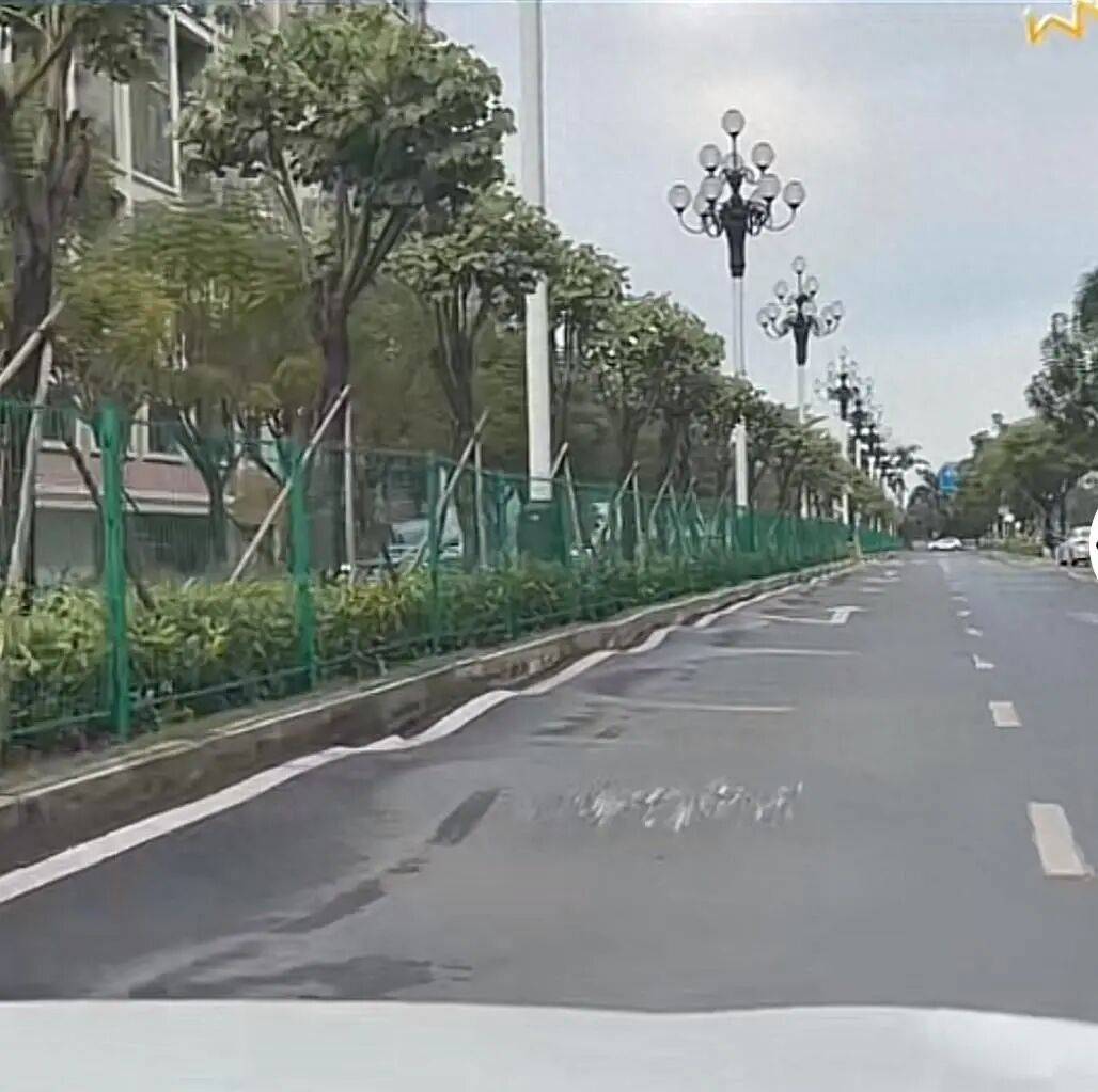 珠海一段“波浪路”频刮底盘,市民称“开车像坐船”,网友发视频盼早维修,官方回应:道路持续不均匀下沉,已启动治理招标工作
