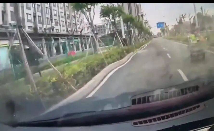 珠海一段“波浪路”频刮底盘,市民称“开车像坐船”,网友发视频盼早维修,官方回应:道路持续不均匀下沉,已启动治理招标工作