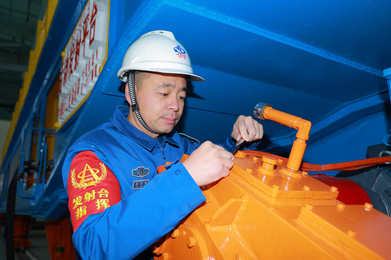 21年相伴，航天工匠与800吨“伙伴”的神舟之约