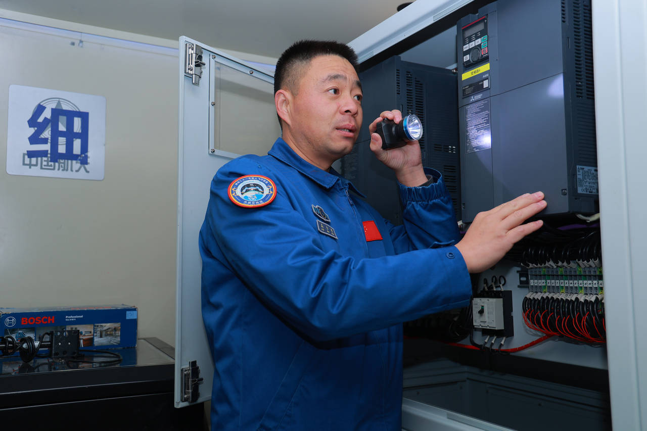 21年相伴，航天工匠与800吨“伙伴”的神舟之约