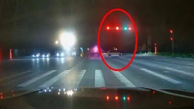 陕西西安20岁男子开无牌车在十字路口疯漂移闯红灯？警方：行拘10日，扣6分并罚款