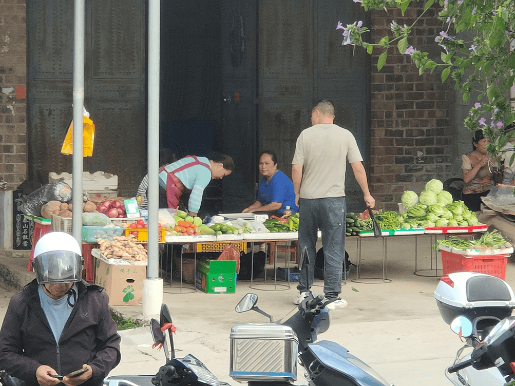 广西内涝20天未退 老人在鸡棚搭煤气灶做饭
