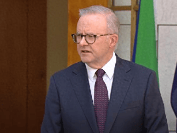 警报拉响!澳大利亚军机无视警告再闯南海,解放军紧急出动,发射干扰弹,事情果然不简单