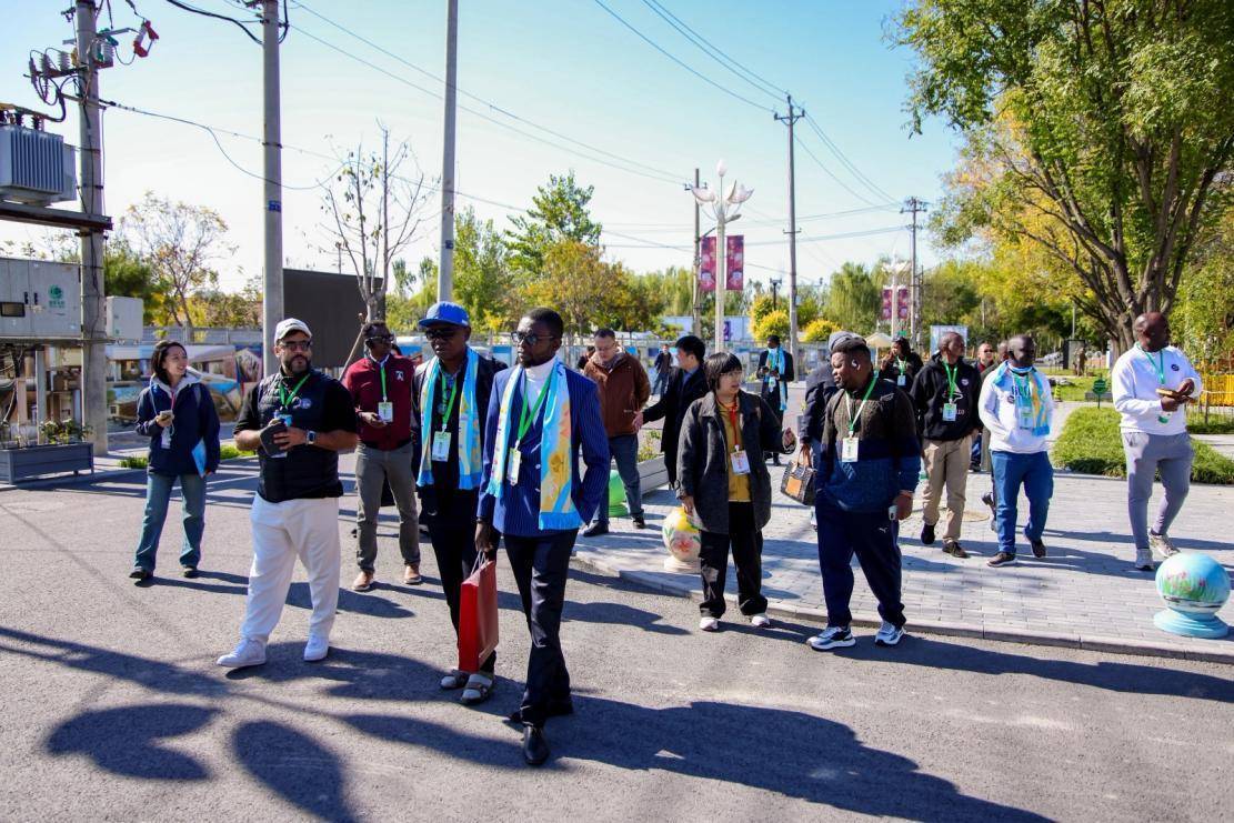 “贫穷是我们共同的敌人！”非洲10国媒体人热议中非减贫合作