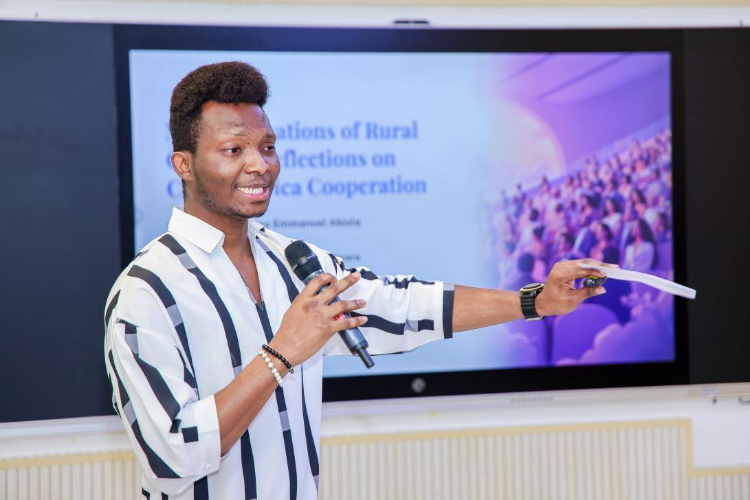 “贫穷是我们共同的敌人！”非洲10国媒体人热议中非减贫合作