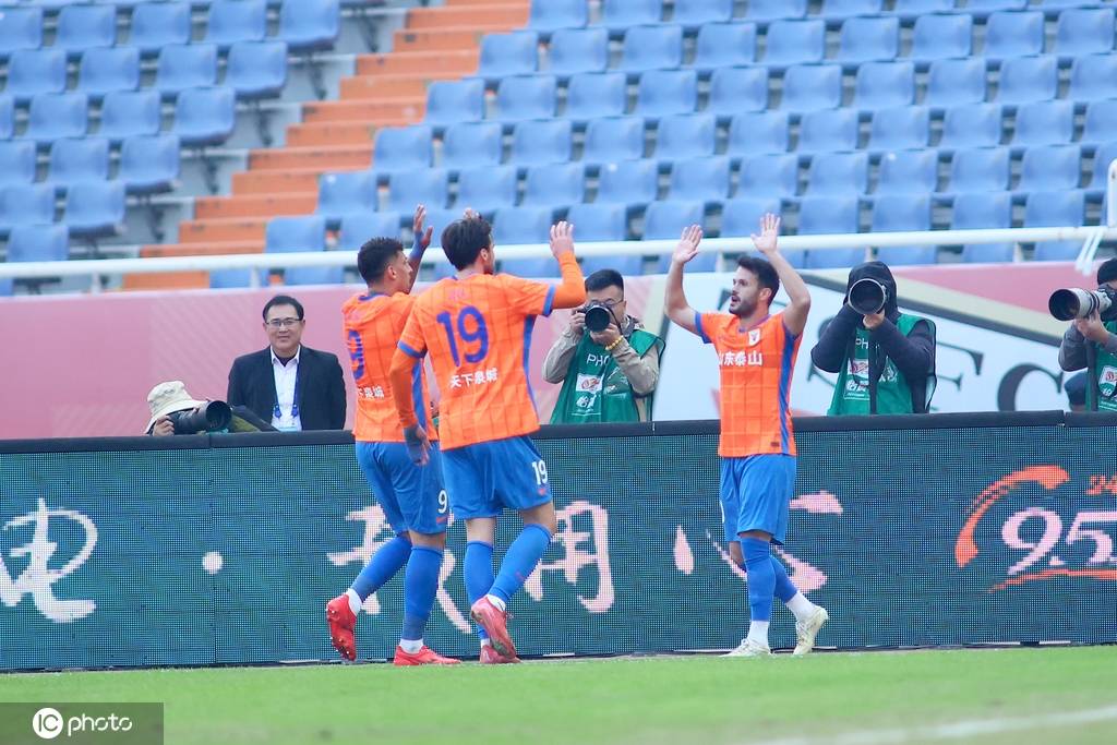 中超最佳阵容:萨里奇戴帽征服工体 瓦科双响领跑射手榜