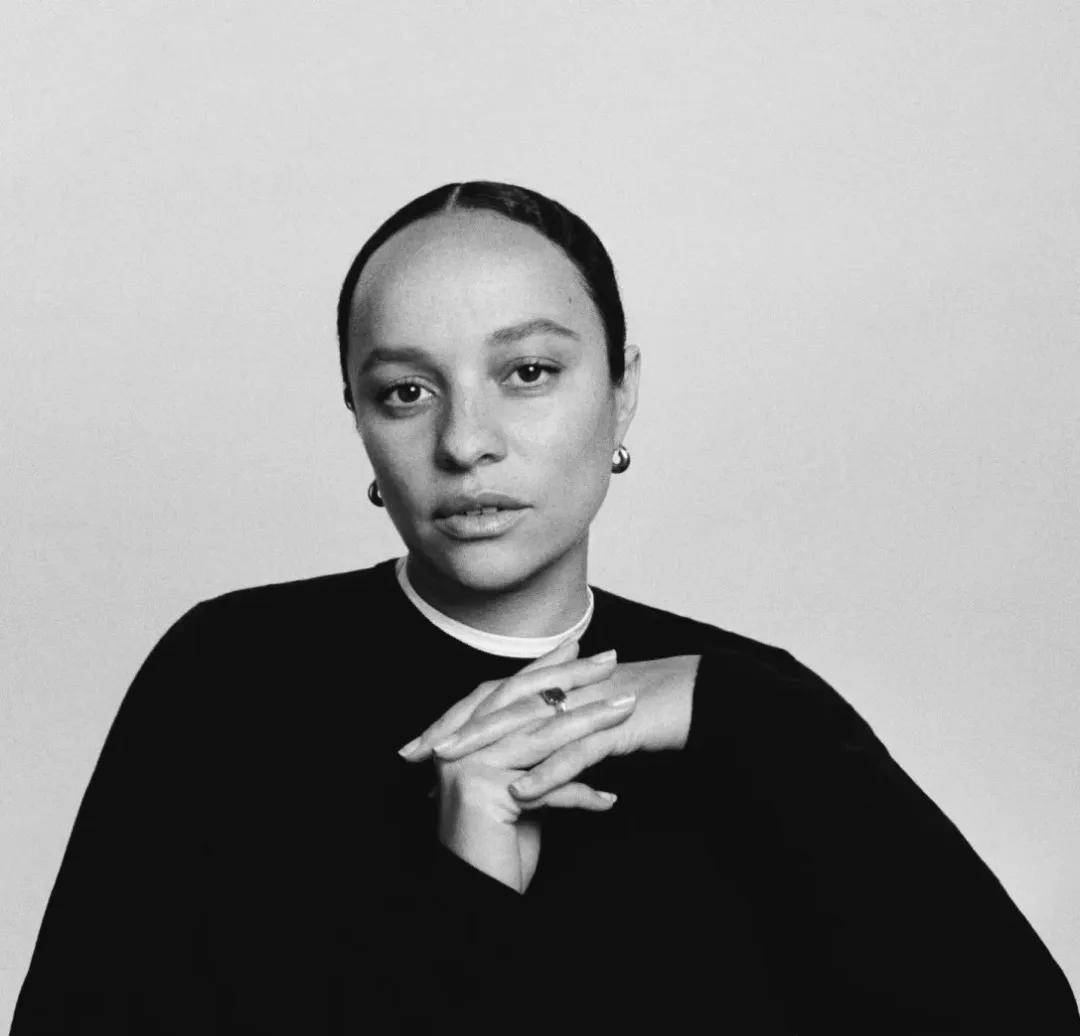 贾玲李现请假视频受热议，宁艺卓封面风格突破，顶尖设计师履新引关注