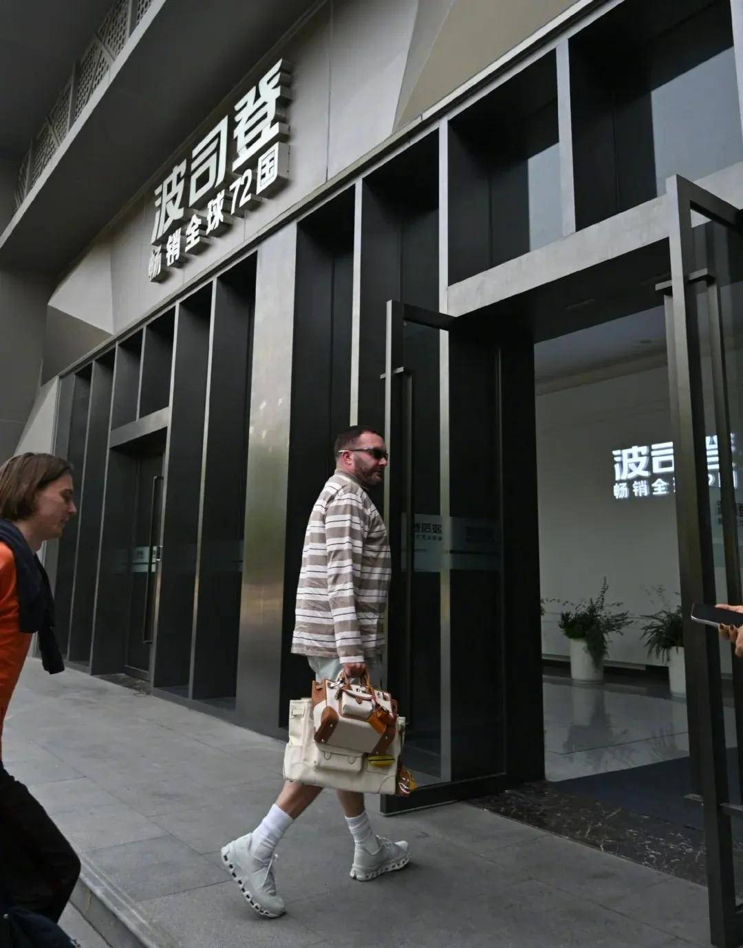 贾玲李现请假视频受热议，宁艺卓封面风格突破，顶尖设计师履新引关注