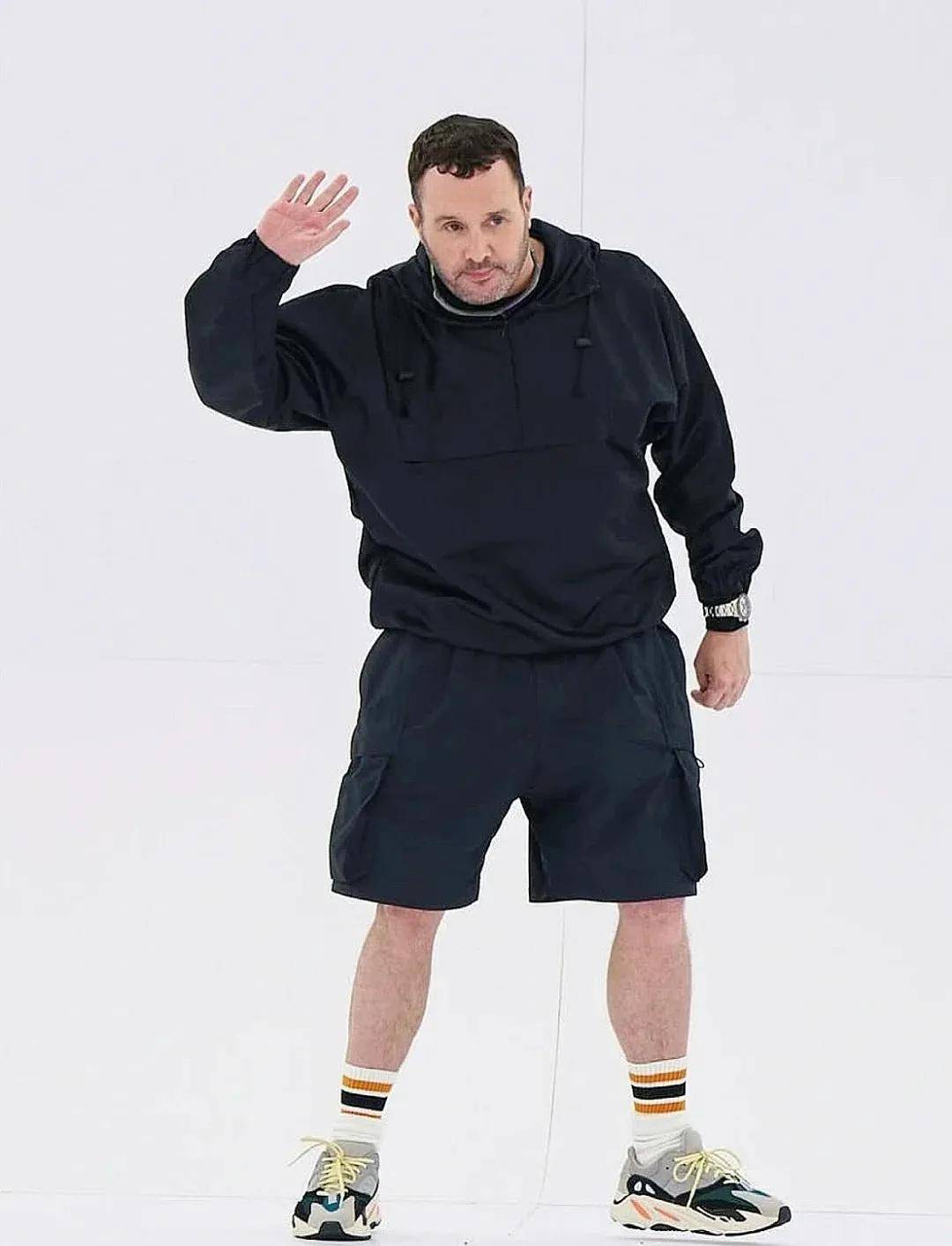 贾玲李现请假视频受热议，宁艺卓封面风格突破，顶尖设计师履新引关注