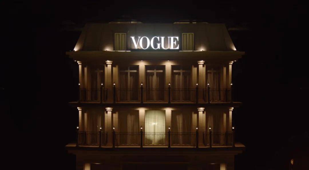 贾玲李现请假视频受热议，宁艺卓封面风格突破，顶尖设计师履新引关注