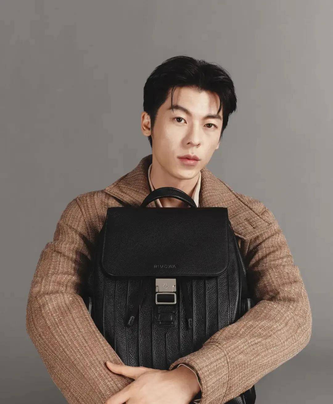 贾玲李现请假视频受热议，宁艺卓封面风格突破，顶尖设计师履新引关注