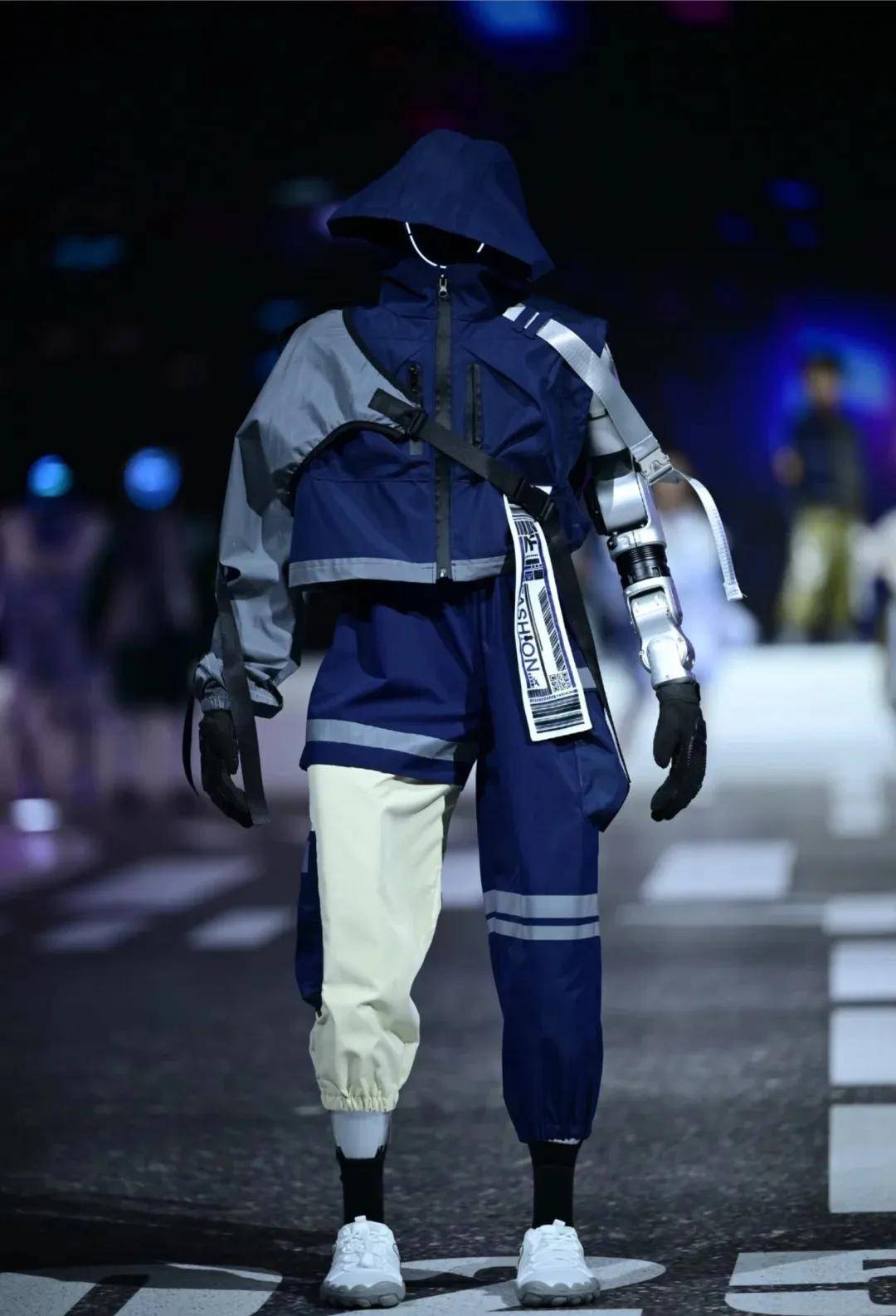 贾玲李现请假视频受热议，宁艺卓封面风格突破，顶尖设计师履新引关注