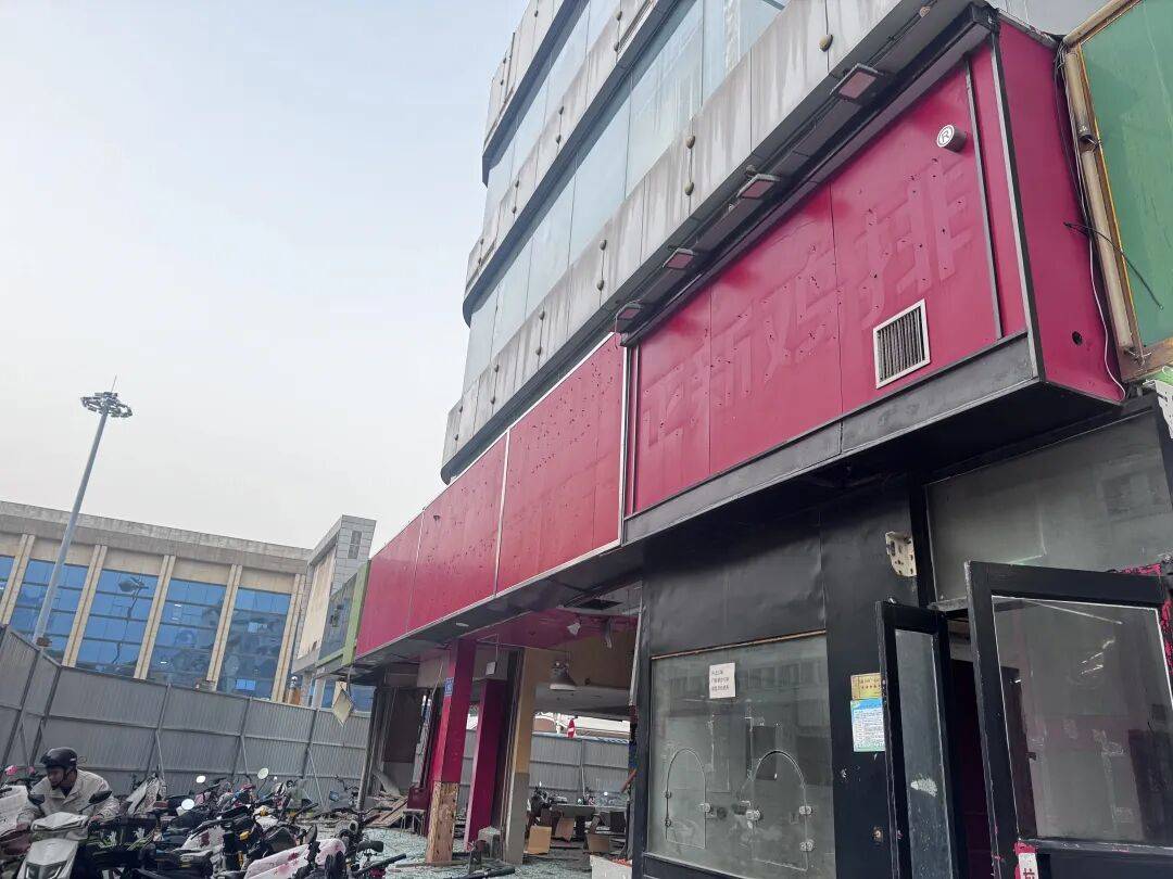 最新!济南天龙大厦,开始拆了