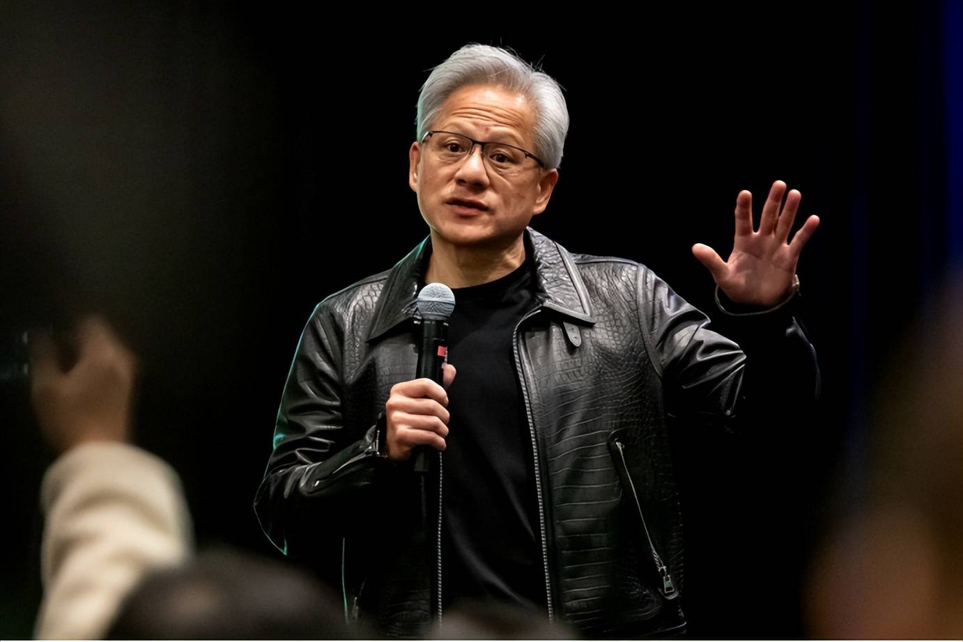美再对中强硬，特朗普下令，禁止对华出售最强芯片，黄仁勋说了句大实话