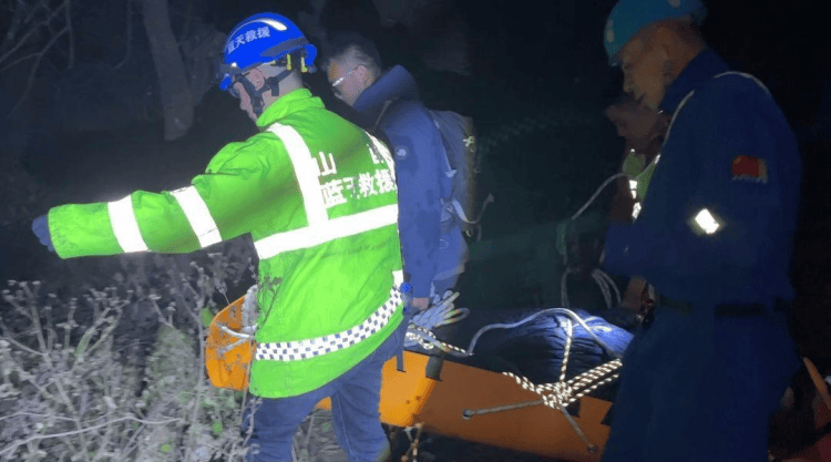 太原崛围山附近未开发路段一“驴友”不慎坠入六米深沟,次日被发现救出送医