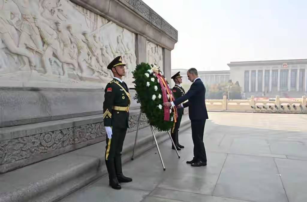 西班牙国王访华，来中国想争取投资，签下10份重要文件！拒绝被美国绑住手脚